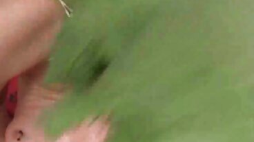 Aussie flicka anställer en mogna kåta damer gigolo för att behandla hennes kuk depraverade fitta