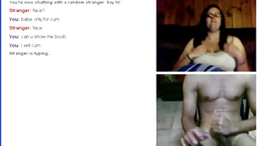 Flickvänner har en bra tid att dela en kuk och mogna damer i nylon creampie