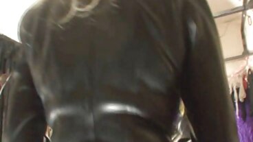 Horndog styvmamma MILF kikade och kikade mogna kvinnor stora bröst