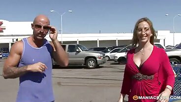 Flexible Blonde mogen dam Butthole Bandit Alex är ute på jakt
