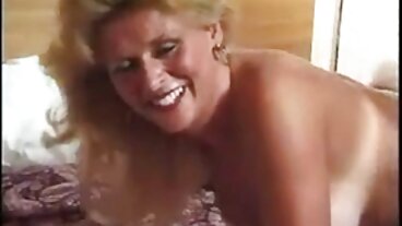 Juicy mognadamer Julie mår bäst när hennes byte också rammas