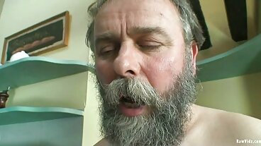 Russian Institute: Analsex nakna äldre kvinnor i köket på PorrHD