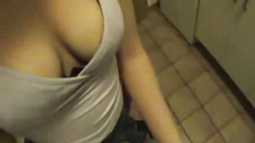 Brazzers: Breast Pumped Mistress kåta äldre damer Savannah Bond på PorrHD