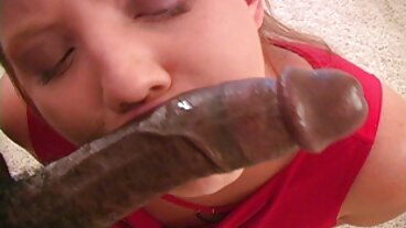 Blond bystig MILF hittade en pojkleksak att leka mogena damer med