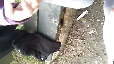 Blond bystig MILF hittade en pojkleksak att onanerande damer leka med